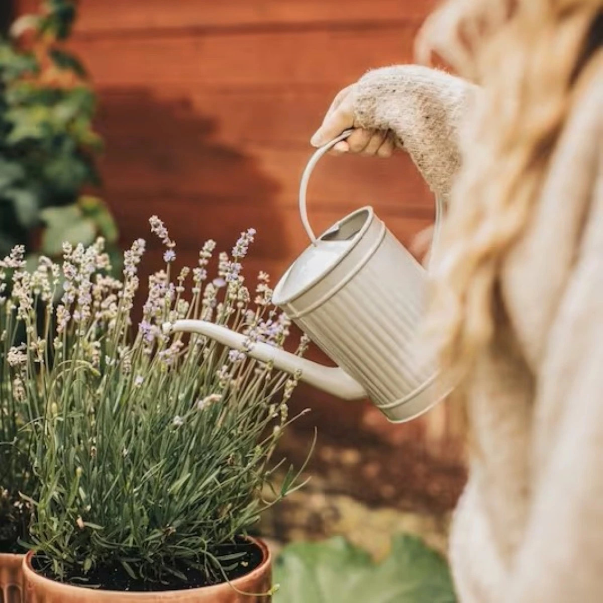 Kovová konvička Hugo - béžová - Strömshaga AB - prodej pomůcek - 1 ks